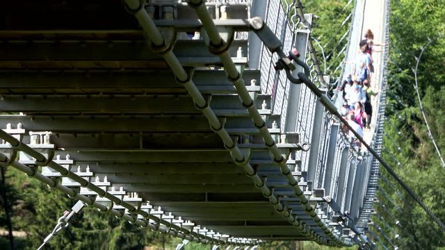 H&auml;ngeseilbr&uuml;cke Geierlay, Menschen laufen &uuml;ber die Br&uuml;cke