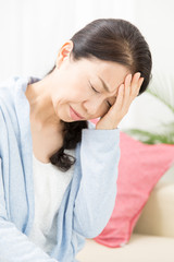 頭痛の女性