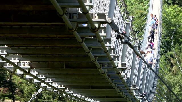H&auml;ngeseilbr&uuml;cke Geierlay, Menschen laufen &uuml;ber die Br&uuml;cke