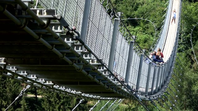 H&auml;ngeseilbr&uuml;cke Geierlay, Menschen laufen &uuml;ber die Br&uuml;cke