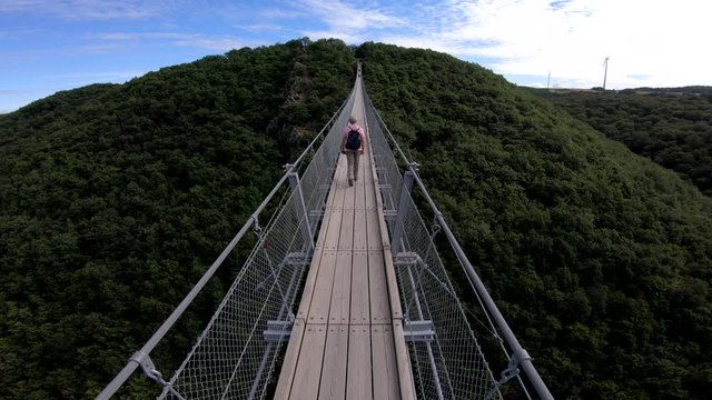 H&auml;ngeseilbr&uuml;cke Geierlay, Frau geht &uuml;ber die Br&uuml;cke