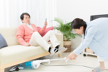 Fototapeta premium 掃除をする主婦