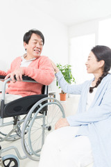 Obraz premium 車椅子の夫と妻
