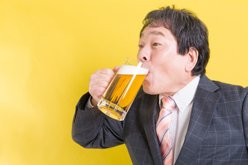 ビールを飲むビジネスマン
