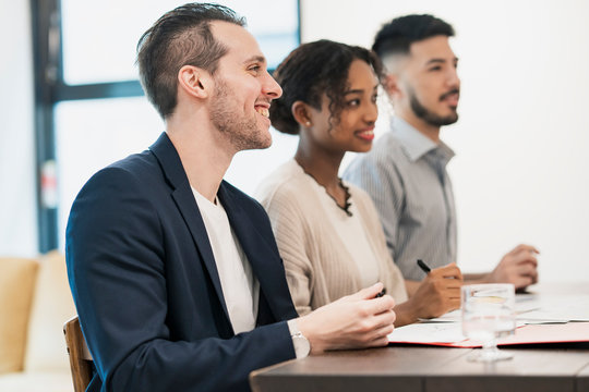 多国籍なメンバーでのビジネスシーンのスナップ写真