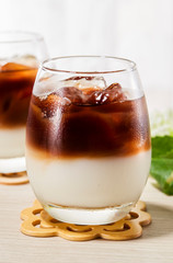 コーヒーとミルクが2層になるツートンアイスコーヒー