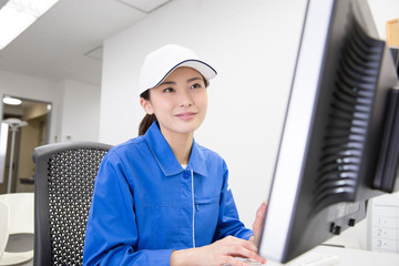 監視する警備員