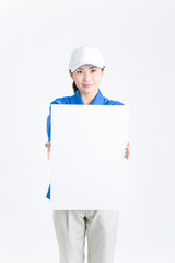 メッセージボードを持つ清掃員