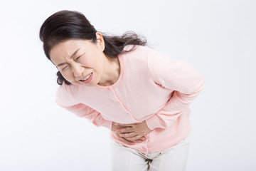 腹部が痛む女性