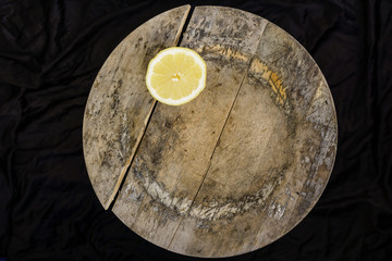 medio limon en un plato de madera