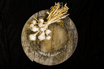 ajos en un plato de madera