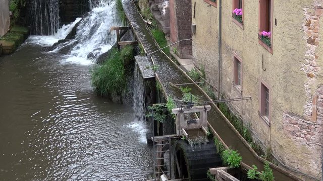 Wasserrad in Saarburg, Wasserkraft, Umleitung des Wassers durch die Stadt