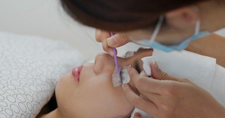 Woman perm her eyelash at beauty salon