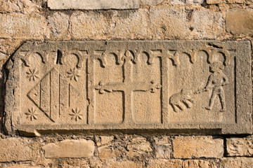 relieve del escudo de Hecho en la fachada de la iglesia de San Martín , siglo XIX, valle de Hecho, pirineo aragones,Huesca,Spain