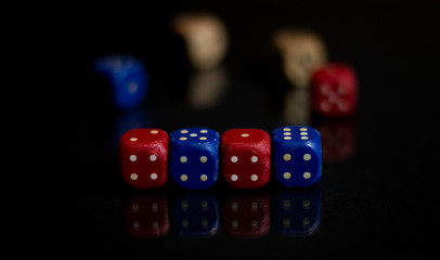 W&uuml;rfel vor schwarzem Hintergrund mit weiteren W&uuml;rfel im Hintergrund