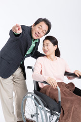会話する車椅子の妻と夫
