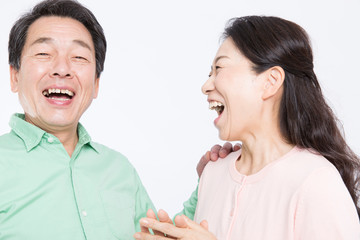 笑顔のミドル夫婦