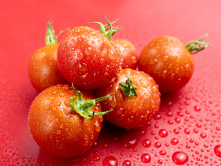雫のついたミニトマト（赤の背景）