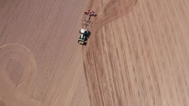 Traktor pfl&uuml;gt Acker von Oben in 4k