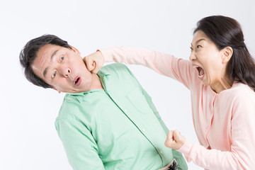 Fototapeta premium 夫を殴る妻