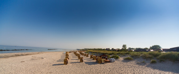 Fototapeta na wymiar Urlaub an der Ostsee, Strandkorb an der Küste in Mecklenburg-Vorpommern