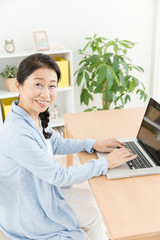 ノートパソコンをするミドル女性