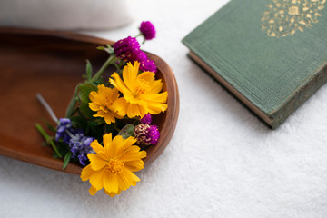 花とコーヒーのリラックスタイム