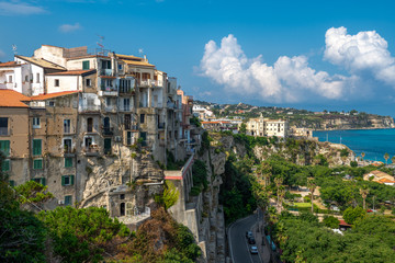 małe miastowa południu Włoch zbudowane na skale - obrazy, fototapety, plakaty