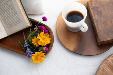 花とコーヒーのリラックスタイム