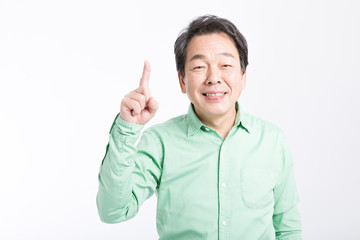 指差しをする男性
