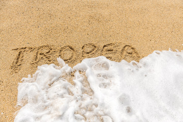 Napis Tropea na piasku - obrazy, fototapety, plakaty