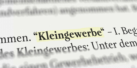 Kleingewerbe im Buch mit Textmarker markiert