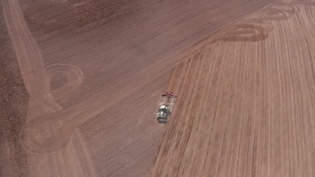 Traktor pfl&uuml;gt Acker von Oben in 4k