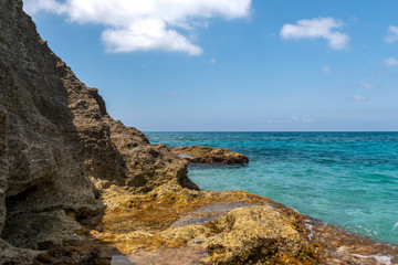 Fototapeta na wymiar skaliste wybrzeże w Tropea, Włochy