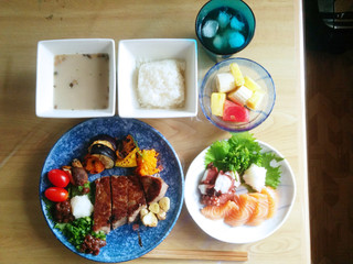 a beefsteak combo set (lunch menu) / ビーフステーキのセットメニュー - 真上からのアングル
