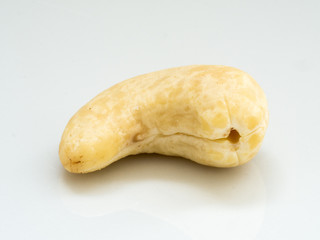 Cashewkern vor weißem Hintergrund