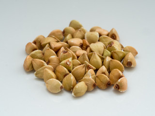 Buchweizen vor weißem Hintergrund