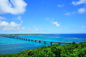 Fototapeta na wymiar 2020年8月、来間大橋と青い海、青い空。日本、沖縄。