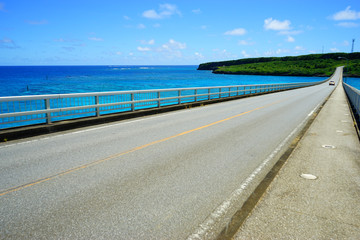 2020年8月、来間大橋と青い海、青い空。日本、沖縄。
