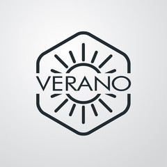 Concepto de vacaciones y viajes. Logotipo lineal sol con texto Verano en hexágono en fondo gris