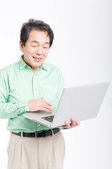 ノートパソコンを操作する男性