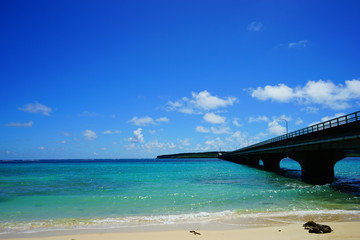 2020年8月、宮古島の来間大橋とビーチ。沖縄県、日本。