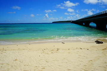 2020年8月、宮古島の来間大橋とビーチ。沖縄県、日本。