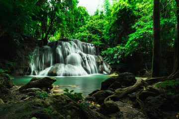 Obraz premium Landscape of Huai Mae Khamin Waterfall in National Park, Kanchanaburi, Thailand
