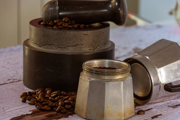 still life con granos de de cafe, molidos con un mortero y moka, cafetera tradicional italiana