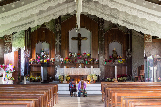 matrimonio orando en la iglesia, Lancetillo, La Parroquia, zona Reyna, Quiche, Guatemala, Central America