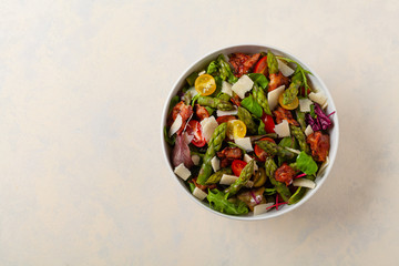 Salad with asparagus and bacon.