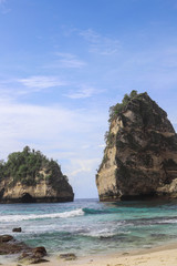 Fototapeta premium The beautiful Diamond Beach on Nusa Penida Island, Bali, Indonesia. Amazing view, white sand beach with rocky mountains and azure lagoon with clear water of Indian Ocean 
