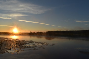 Fototapeta na wymiar sunrise over the river/lake