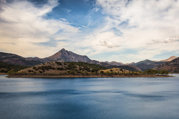 El pico Susarón se alza imponente al pie del lago.